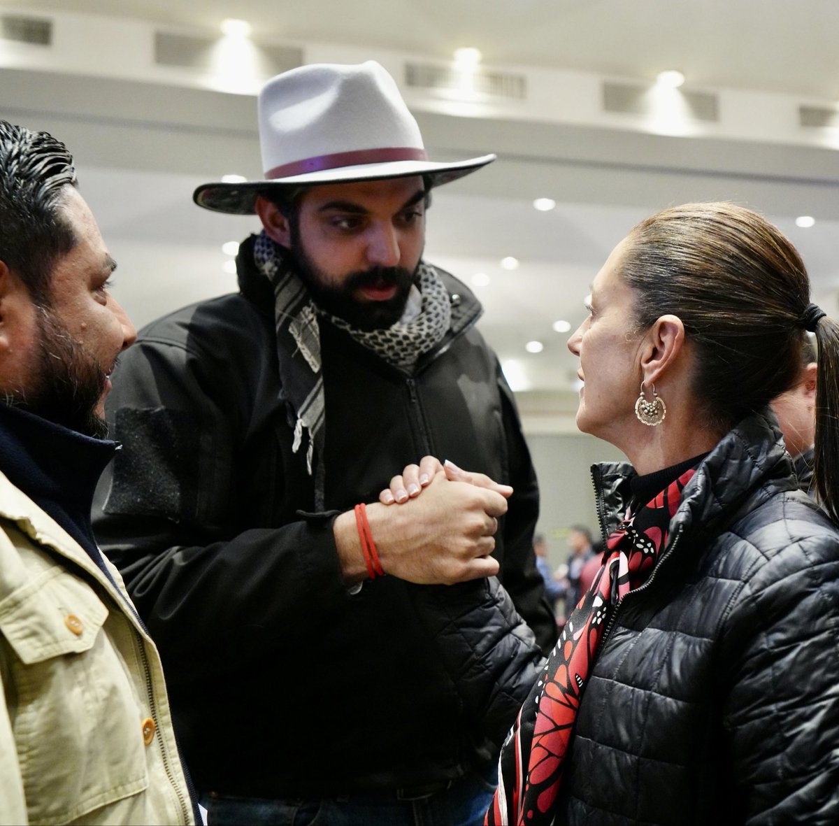 Tenemos Presidenta y se llama <a href="/Claudiashein/">Claudia Sheinbaum Pardo</a>.

Su trabajo, congruencia y proyecto nos ha regalado la oportunidad de vivir un tiempo estelar para nuestro país y las generaciones que vienen. 

Hay que ayudarla, nunca soltarla y acompañarla siempre para lograr el segundo piso de la