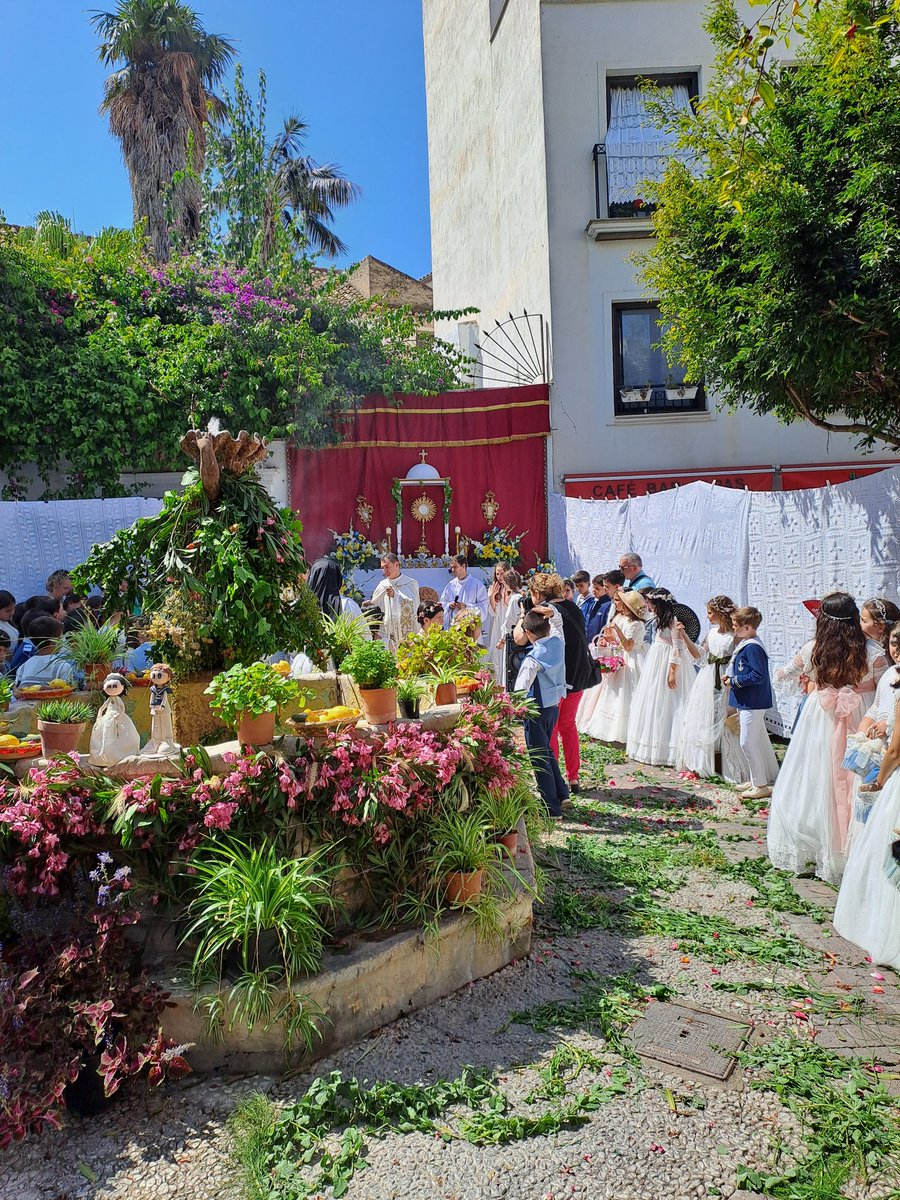 Santísimo Sacramento y Antigua Coronada tweet media