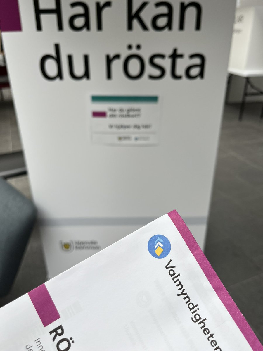 Det är bättre att leva i en demokrati än att inte göra det! 

Och det är smart att förtidsrösta - särskilt nuförtiden när besöket i vallokalen är en tvåstegsprocess (1 - hämta valsedlar bakom en skärm; 2 - lägga valsedlar i kuvert bakom annan skärm)…

Gör det du också!