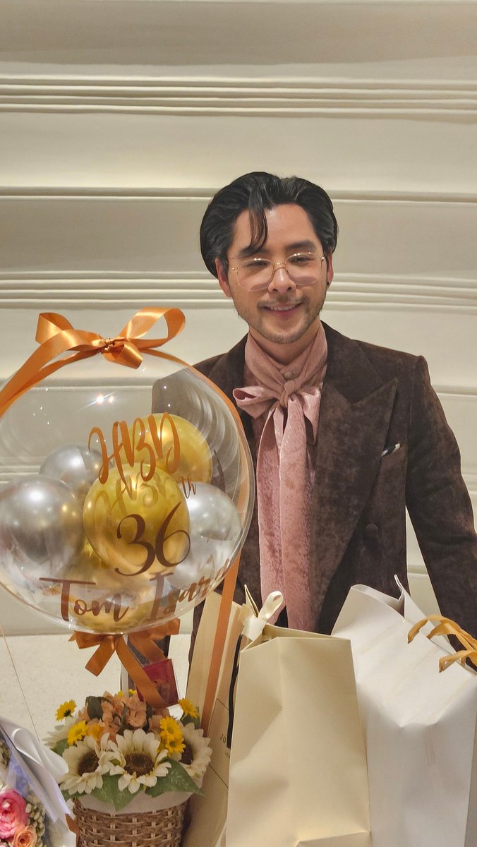 aoikotori's tweet photo. ทอมกับของขวัญ🎁

#tomisara #อายุครบ36ย่างสามแจ๊ส #TomBirthdayFanMeeting https://t.co/a5Os0TWfb2