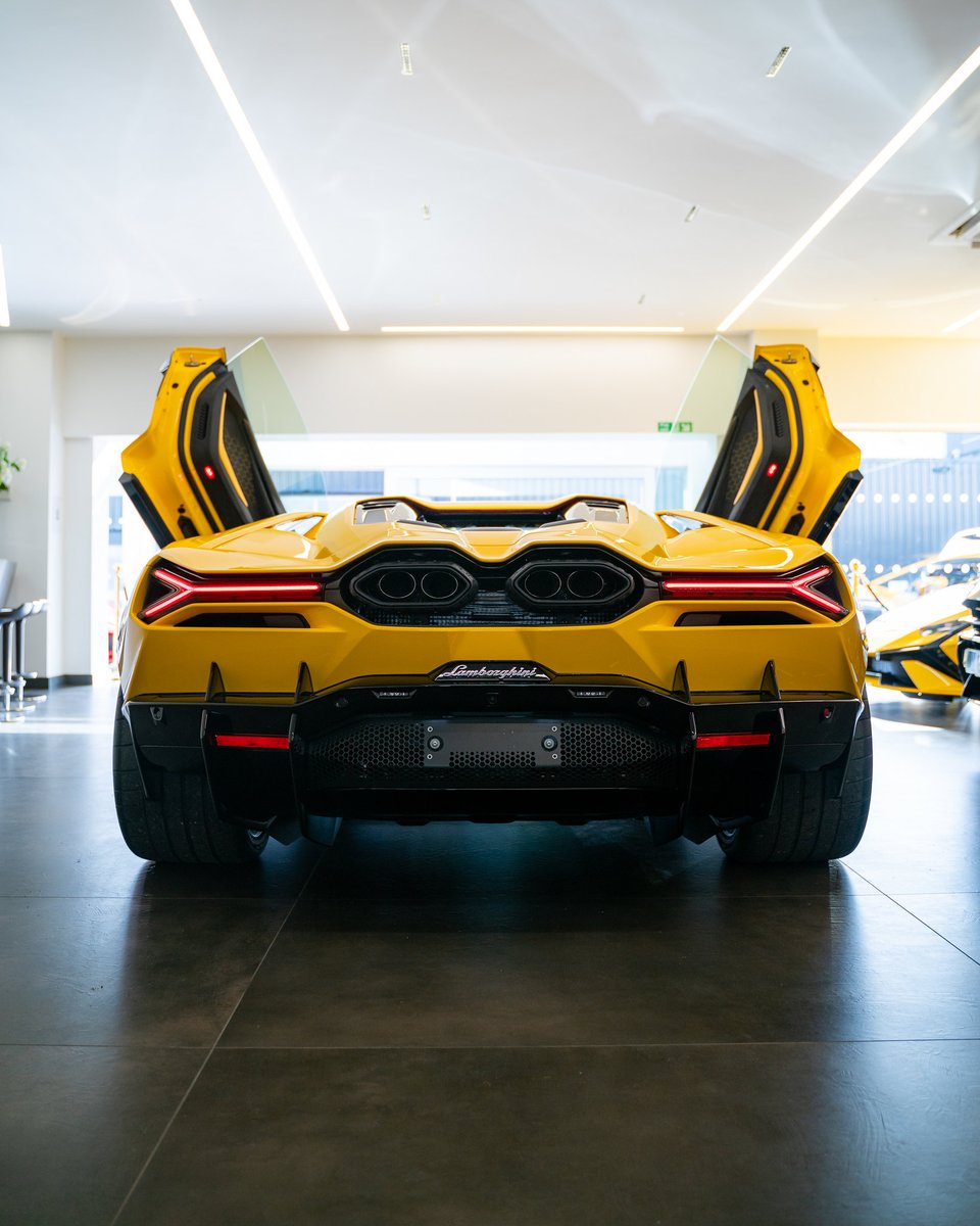 LamborghiniChel's tweet photo. Every aspect of Revuelto shows power at a glance.

#Lamborghini #Revuelto #FromNowOn

Revuelto: fuel consumption combined 10,3 l/100km (WLTP); Power consumption combined: 78,1 kWh/100 Km (WLTP); CO2-emissions combined: 276 g/km (WLTP) https://t.co/LtCRpsw5rQ