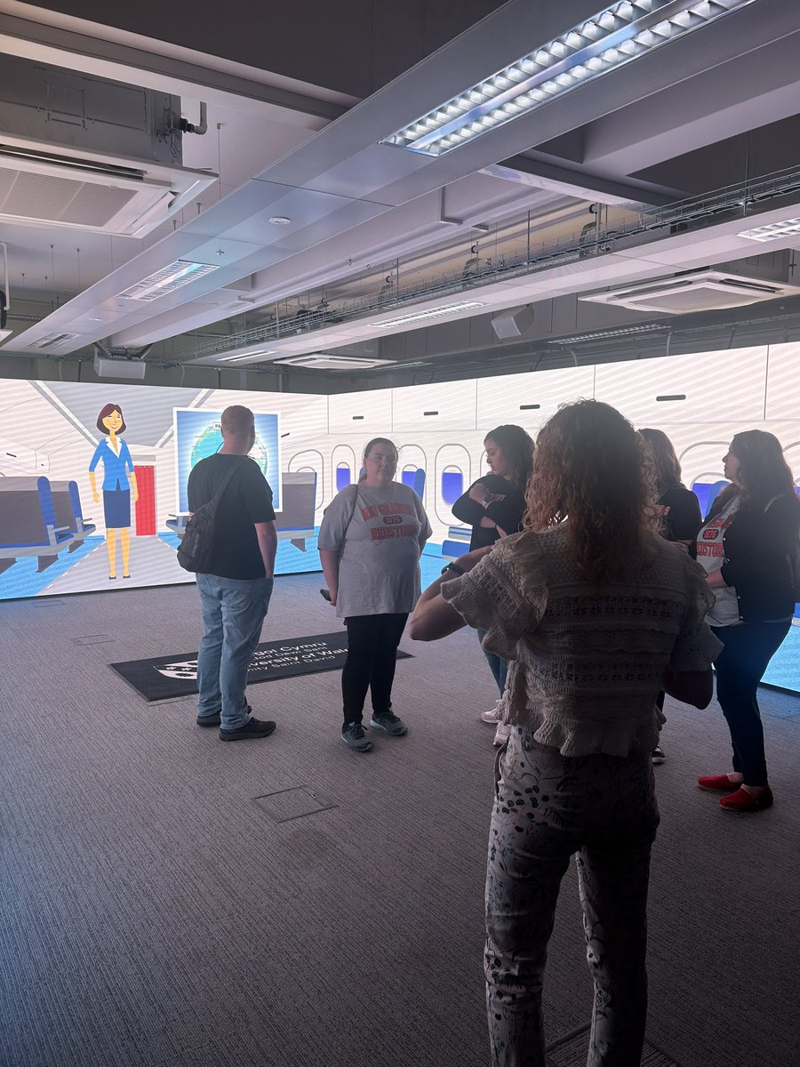 rhagoriaith's tweet photo. A special day here today as we welcome six students and staff from the Education Faculty from Rio Grande University and Community College that’s come to visit Wales for ten days 🏴󠁧󠁢󠁷󠁬󠁳󠁿😆 

@madog_rio @UWTSD https://t.co/sMdcfRyM4b
