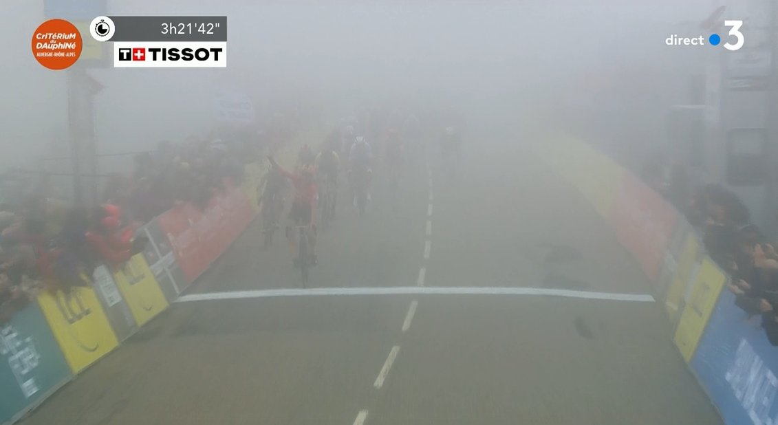 🌫️🌫️🌫️ @MagnusCort s'impose dans le brouillard du col de la Loge !

🌫️🌫️🌫️ @MagnusCort wins!

#Dauphiné