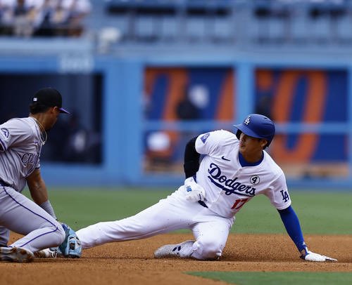 24/06/03 ドジャースはロッキーズと3連戦の最後。大谷翔平は遊飛、見逃し三振、空振り三振、捕手打撃妨害、敬遠四球と3打数無安打だが出塁で貢献。昨日と似てる。キャッチャーのミットがバットに当たる珍しい打撃妨害や指名四球、暴投進塁など変わった展開はあった。（日刊スポーツのサイトから）