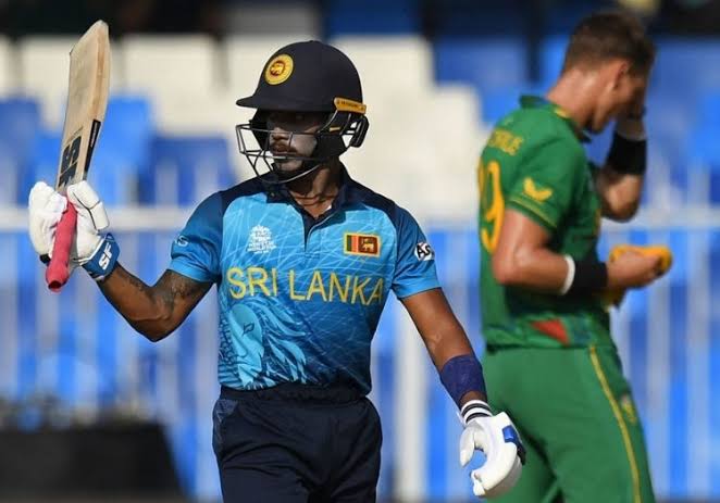 VImvinit007's tweet photo. Pathum nissanka departs ! Bad start for Sri Lanka ! 3(8) 
13-1 

#SLvsRSA https://t.co/mXt1043zMR