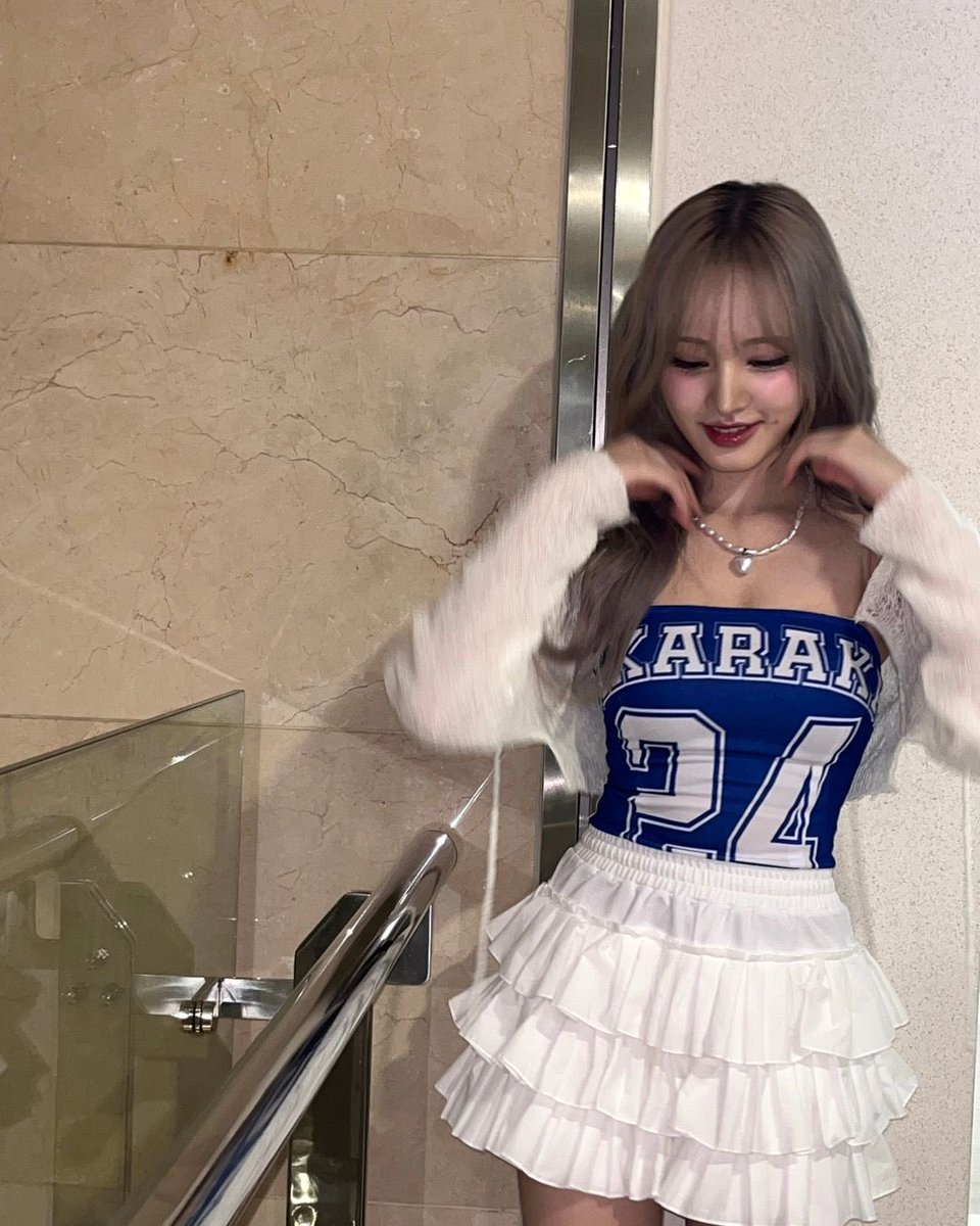 feedforliz's tweet photo. Liz Instagram Update 

💙Akaraka💙

#리즈 #LIZ #김지원 #IVE https://t.co/EGmo2cufLu