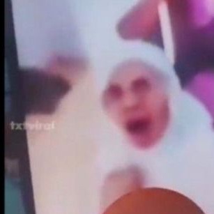 Anak derhaka sanggup seret, tampar ibu kandung lumpuh berkali-kali hingga trauma

Lebih memilukan, aksi penganiayaan terhadap warga emas berusia 74 tahun itu dirakam oleh isteri pelaku yang berusia 51 tahun sebelum tular di media sosial sejak Jumaat.

Ini adalah bebenang
