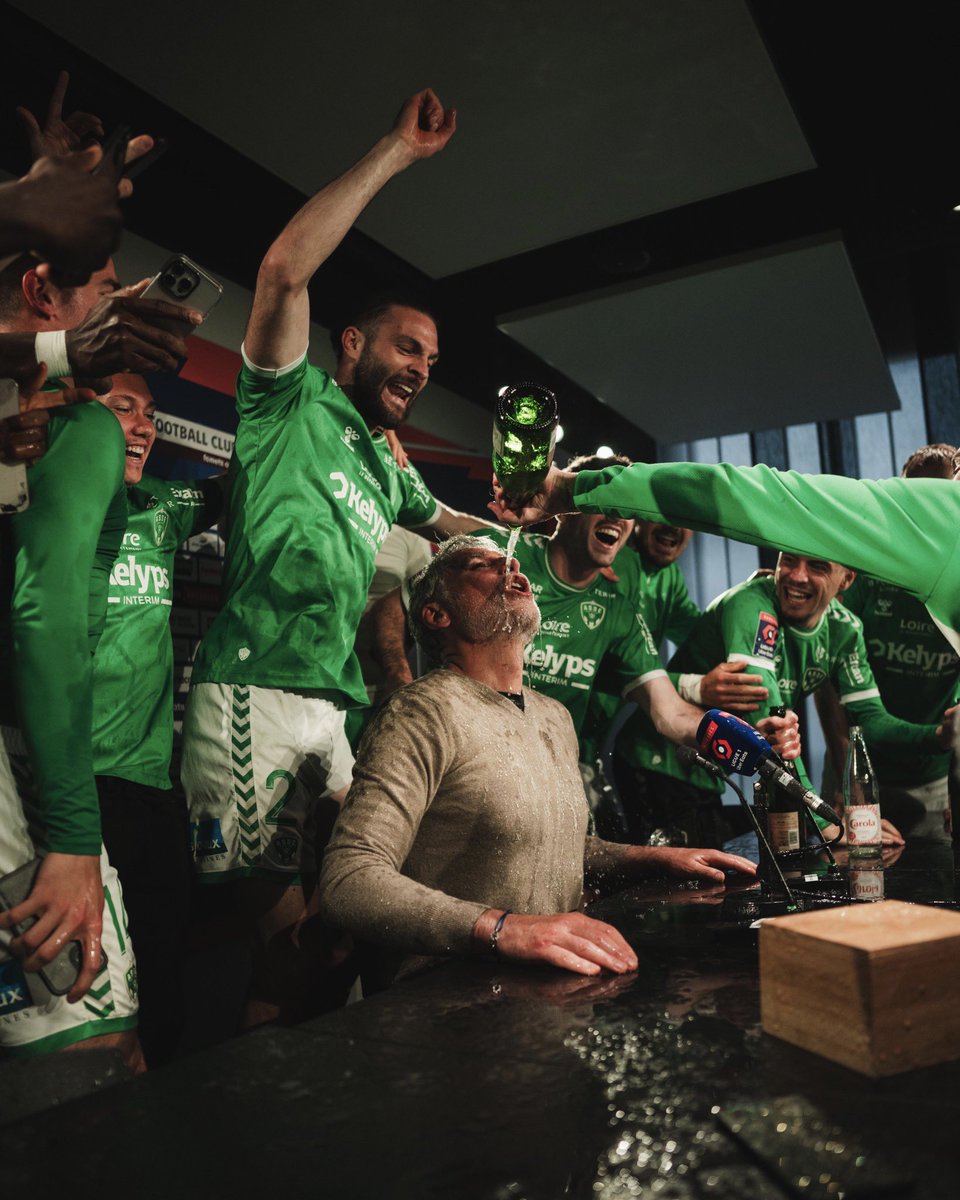 fabiengn_'s tweet photo. Welcome back #ASSE ! 🟢 Mention spéciale à Olivier Dall’Oglio pour son travail accompli 👏 Hâte de revoir l’ambiance de Geoffroy-Guichard en Ligue 1… et le derby face à l’#OL 🙃 (la photo est iconique, une masterclass de @ThomasJobard). https://t.co/5yJV0MAA6h