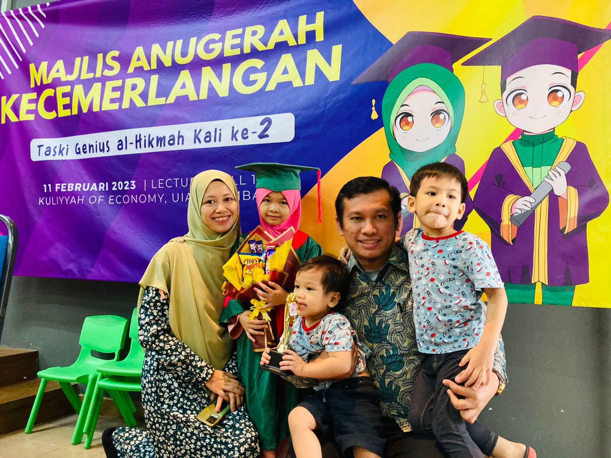 FazrilSaleh's tweet photo. Penghargaan merupakan suatu aspek penting penzahiran harga diri, dalam erti kata merasakan bahawa diri sendiri itu bernilai.

Manusia perlu kepada penghargaan, kerana dengan penghargaan, manusia akan cenderung menghargai dirinya sendiri.

--1 https://t.co/V0rA5EvehQ