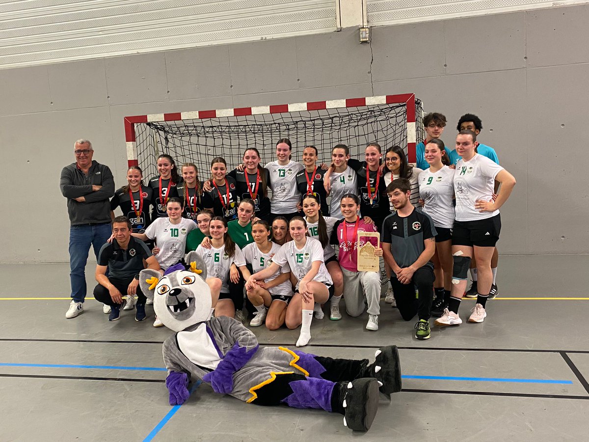 Chatel_Guyon's tweet photo. Châtel-Guyon, terre de CHAMPIONNES !🙌Bravo à l'équipe des jeunes féminines du Châtel Handball Club, sacrées championnes du Puy-de-Dôme ce week-end👏Malgré un effectif réduit, les 8 joueuses ont fait preuve d'une solidarité et d'un collectif sans faille dans un match à suspense🤾 https://t.co/lOvsfgVyrb