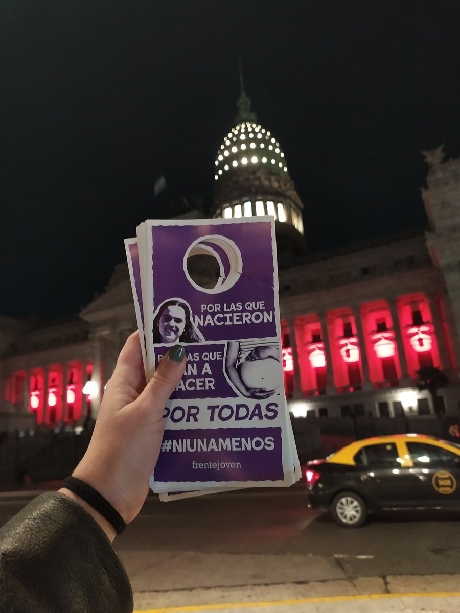 #NiUnaMenos  💙💙resuena en la calles, nos hacemos eco del reclamo, somos jóvenes comprometidos con el fin de la violencia.  

Decimos basta de violencia contra las mujeres, decimos basta de ocultar la violencia del aborto.