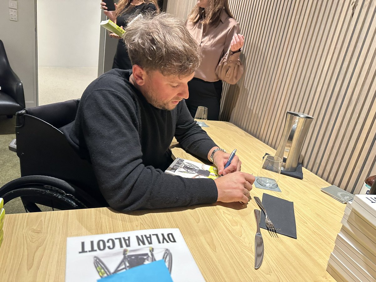 Tonight I had the immense pleasure of chatting to @DylanAlcott about his amazing book Able: Gold Medals, Grand Slams and Smashing Glass Ceilings - at the School of Biomedical Sciences Conference @UniMelbMDHS 🏅#AustralianOfTheYear #Paralympian #Disability #Legend