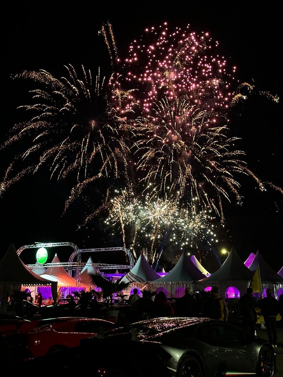 CHU_de_Poitiers's tweet photo. 🙏Remerciements | L'association @500Ferrari nous a offert, un superbe #showaérien avec l'avion Biplan SPAD, de la voltige, un spectacle avec #droneslumineux et #feuxdartifice. Dimanche, malgré les conditions climatiques, la @PAFofficiel nous a offert un spectacle d'exception https://t.co/M752EcX4la