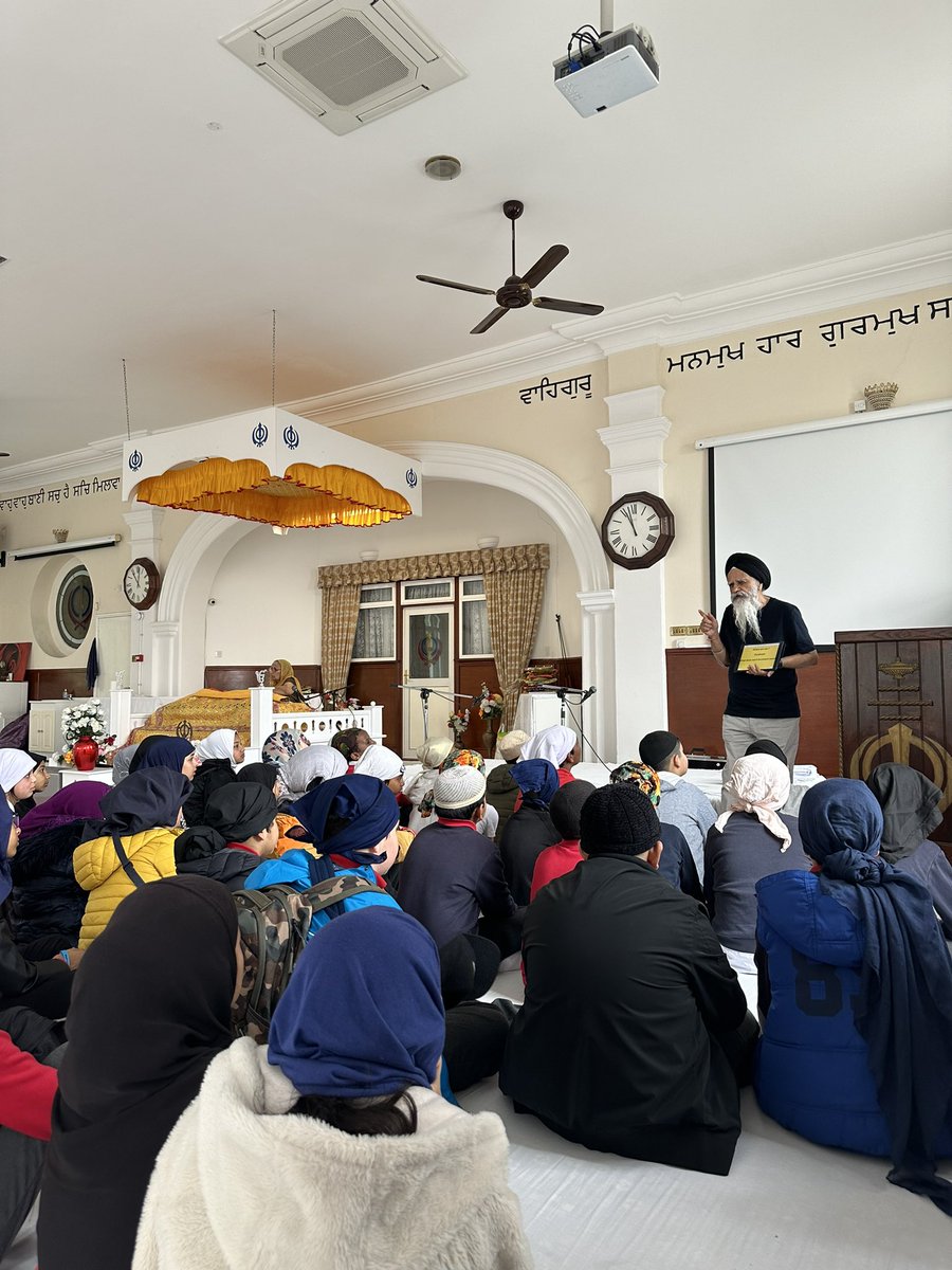 MayflowerSch's tweet photo. #hockneyclass and #Riley had a fantastic time visiting the Gurdwara to learn about Sikhism. We learnt about the 5 K’s and visited the Langar! #RE #UKS2 https://t.co/EkN7P9SO5W