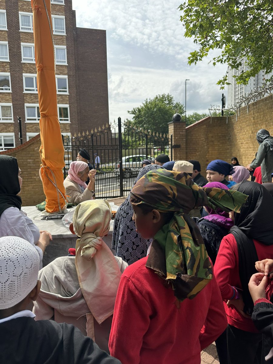 MayflowerSch's tweet photo. #hockneyclass and #Riley had a fantastic time visiting the Gurdwara to learn about Sikhism. We learnt about the 5 K’s and visited the Langar! #RE #UKS2 https://t.co/EkN7P9SO5W