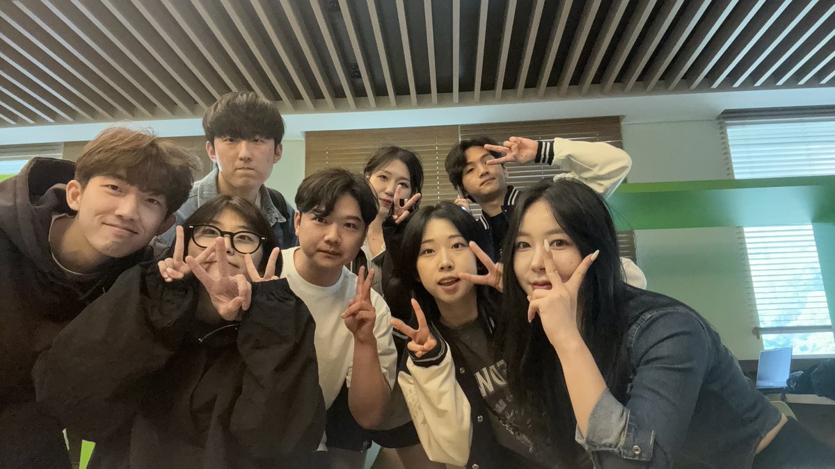 yoyoun123's tweet photo. We took a picture in Lounge after economics class.
As you look my face, The class taxed me so I was tired on that time.
#Hufsbizcom #GBTWriting https://t.co/ibqEB3Nd0U
