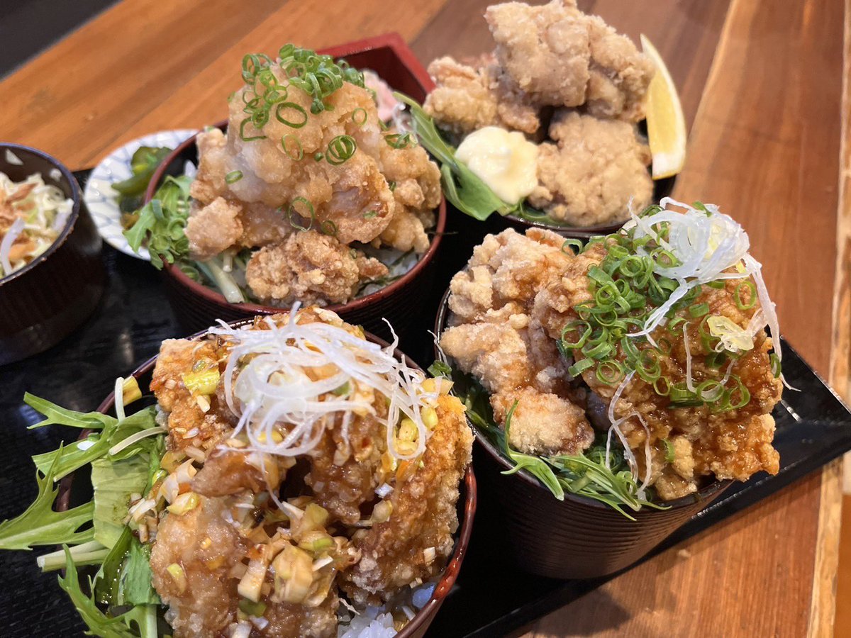 SAKABAICHIZA's tweet photo. 今週の一坐ランチのお知らせです📢✨

今週の週替わり定食は
【4種類から選べる鶏から丼定食】🐣

しお、タレ、おろしポン酢、油淋鶏をご用意しました🤲
なんと！！
当店のInstagramもしくは Twitterフォロー&amp;学生証提示で🔥 " ５００円 " 🔥とさせていただきます！！🤩

⚠️限定100食売り切れ御免⚠️ https://t.co/MdGWN8iHfD
