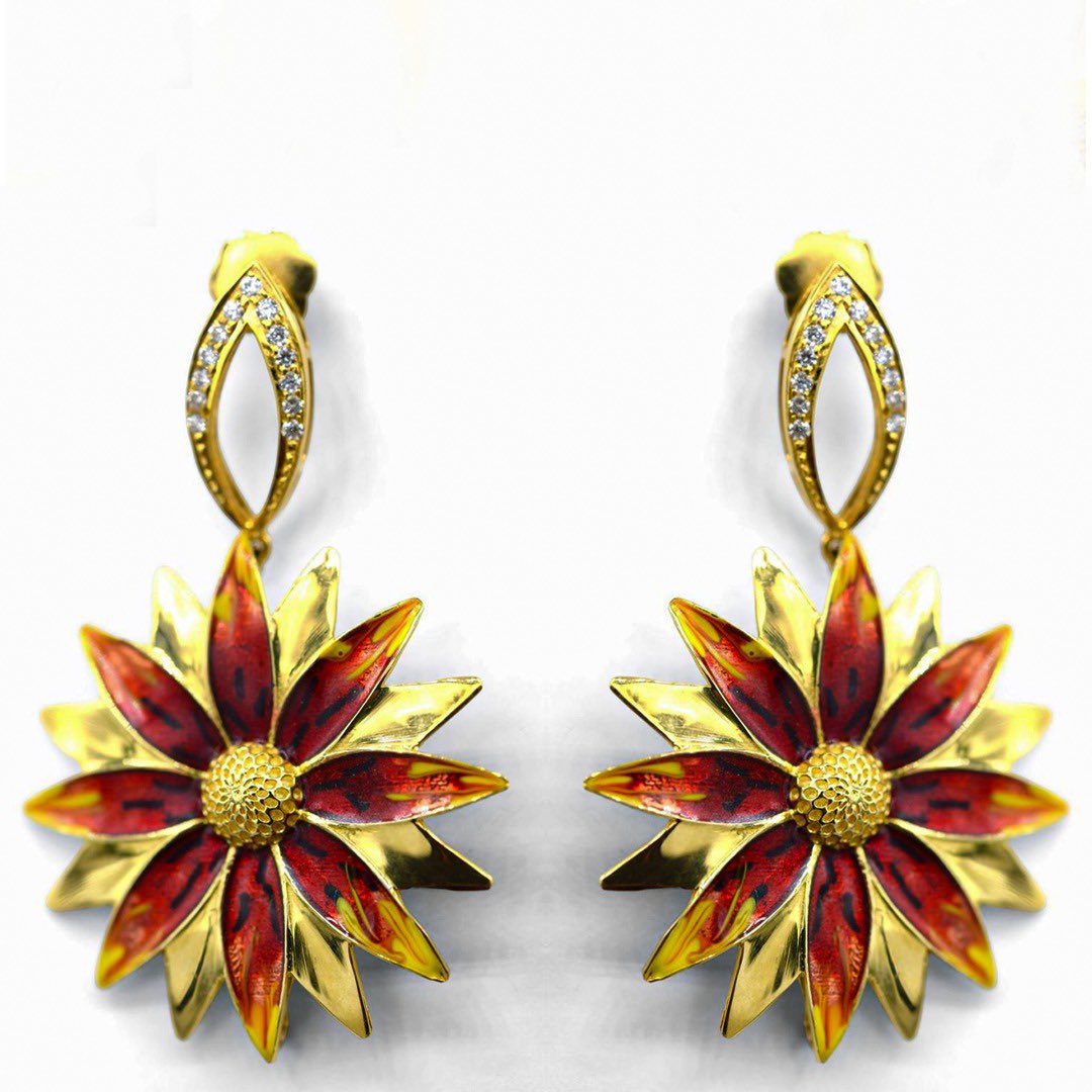 afjewellry's tweet photo. تألقي بأناقة مجموعة زهور الصيف، حيث تعد كل قطعة تعريفاً للأناقة.

قلادة تنبض بروح الحياة، وأقراط تتلألأ كنجمات في سماء إطلالتك، مع نسيج من الذهب الأصفر والمينا لتكون تحفة فنية تبرز جمالك في كل مناسبة.💎✨ https://t.co/wsM45PrwpB