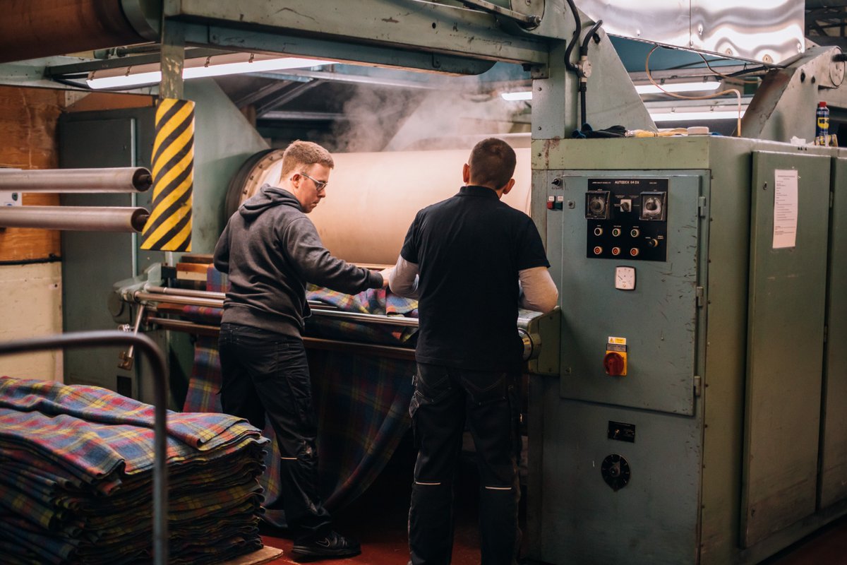 harristweedheb's tweet image. A peek into the meticulous finishing process that makes Harris Tweed®️ renowned for its quality, durability, and status as a symbol of tradition.

📸 Harris Tweed® TRT074

#HarrisTweed #TextileExcellence #QualityCraftsmanship