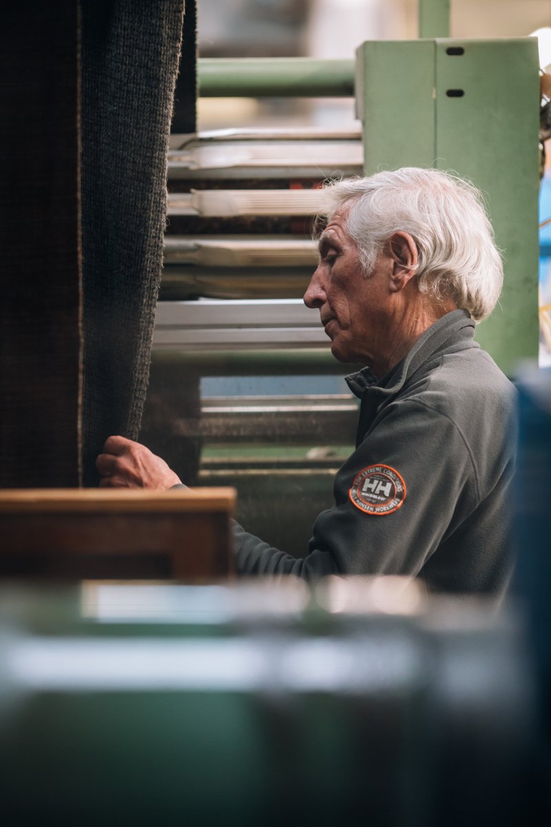 harristweedheb's tweet image. A peek into the meticulous finishing process that makes Harris Tweed®️ renowned for its quality, durability, and status as a symbol of tradition.

📸 Harris Tweed® TRT074

#HarrisTweed #TextileExcellence #QualityCraftsmanship