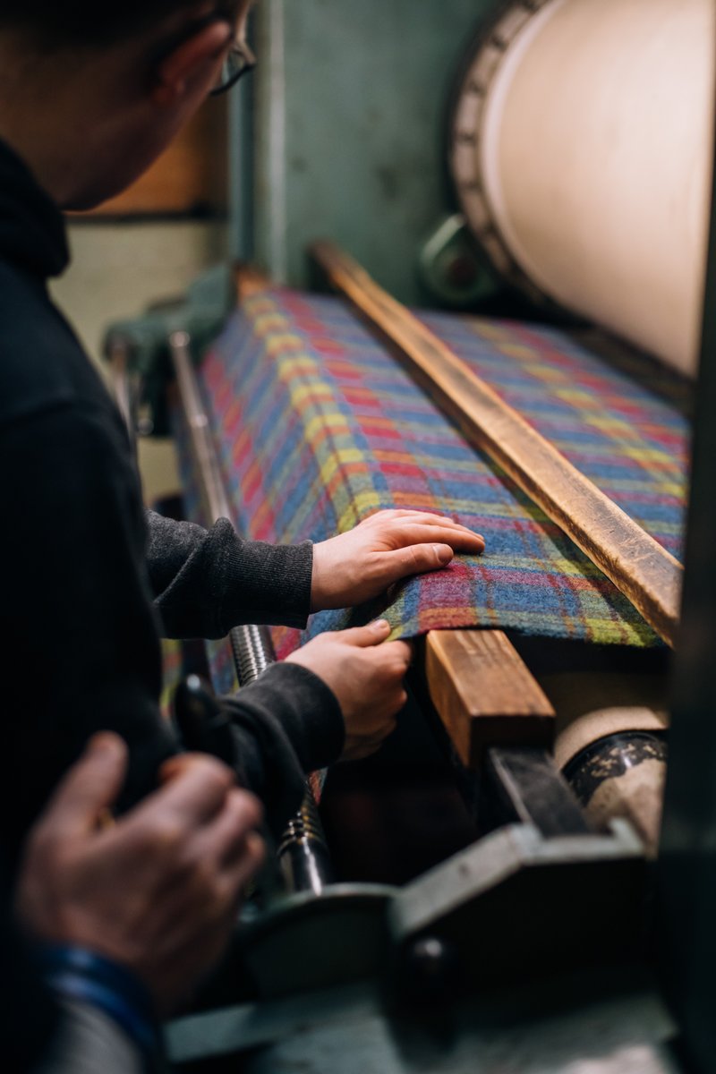 harristweedheb's tweet image. A peek into the meticulous finishing process that makes Harris Tweed®️ renowned for its quality, durability, and status as a symbol of tradition.

📸 Harris Tweed® TRT074

#HarrisTweed #TextileExcellence #QualityCraftsmanship