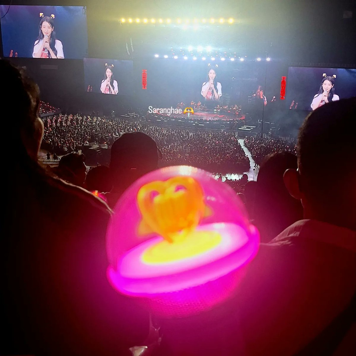 cherryl_inc's tweet photo. 2/2 Opportunity knocks, it's as if the universe is aligning to my favor. I got to see her, the moment was surreal, I am one of the cheering fans, singing along with her. My UAENA heart is full of joy and gratitude. 💜 

Thank you for existing, @dlwlrma 🫶

#iu #아이유 #uaena https://t.co/nVhlCujpSx