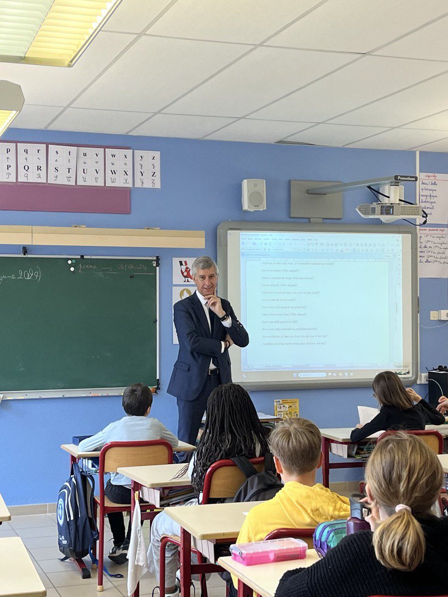 phfrei's tweet photo. 💬👨🎓 A la rencontre des élèves de la circonscription pour échanger avec ces citoyens en devenir !
J’étais ce matin avec des élèves de classes de CM1-CM2 de l’École Jules Ferry à #Genlis puis de l’École des Aiguisons située à #Quetigny pour leur présenter la fonction de Député et répondre à toutes leurs questions sur le fonctionnement de nos institutions.
🏛 J’aurai le plaisir de les accueillir prochainement à Paris afin de leur faire découvrir les coulisses de l’Assemblée nationale !
Merci à leurs professeurs et au Maire de Genlis, Martial Mathiron, également directeur de l’École Jules Ferry pour leur accueil.
#circo2103