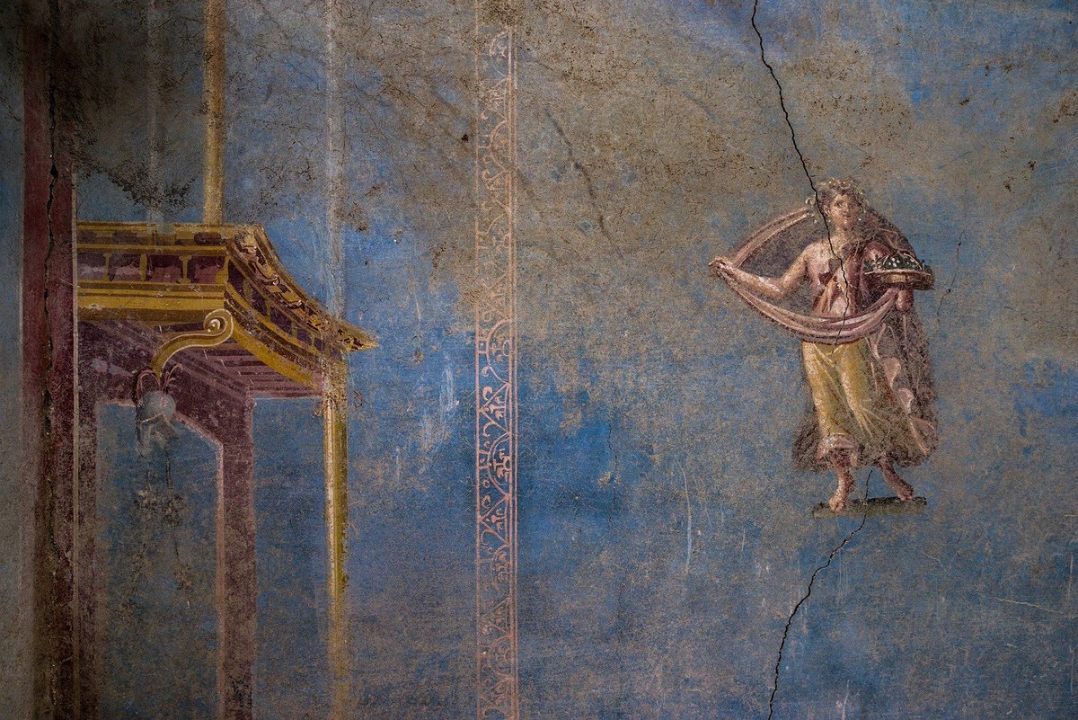 Scoperto nella Regio IX di @pompeii_sites un nuovo ambiente dalle pareti blu, interpretabile come sacrario, ovvero uno spazio dedicato ad attività rituali e alla conservazione di oggetti sacri. Info su bit.ly/4c5jz2g