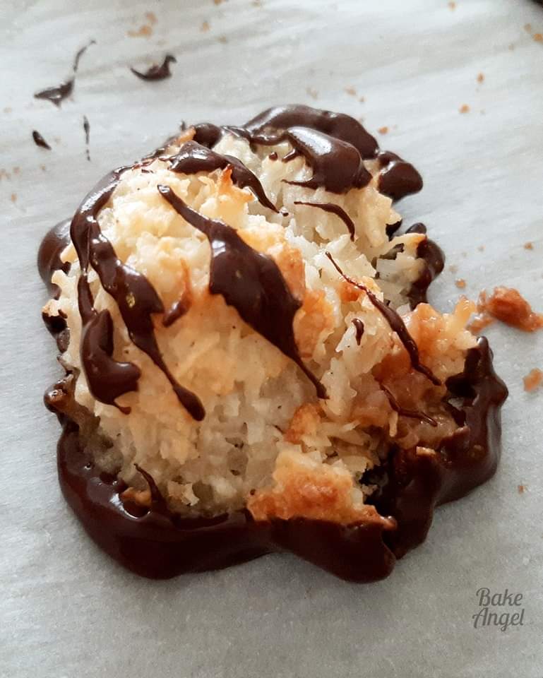 ItsBakeAngel's tweet photo. Happy National Chocolate Macaroon Day!

These bite sized morsels of goodness need just 6 ingredients. And they're both dairy free and gluten free! 

Get the recipe: https://t.co/EBBxcVcE6D

#macaroon #dairyfree #glutenfree https://t.co/eSXMJUE12v