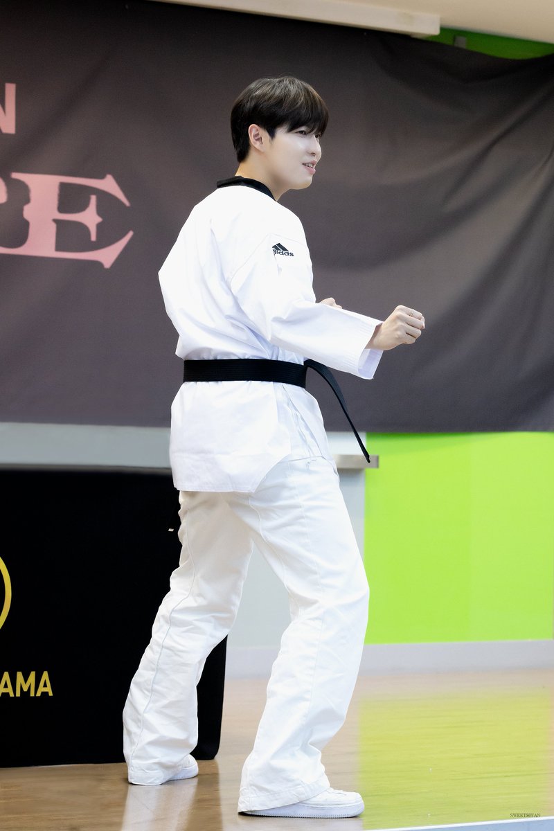 야압!👊

240601 뮤직앤드라마 팬사인회
#김재환 #kimjaehwan