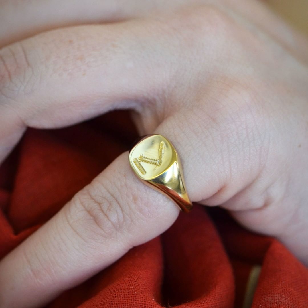 Signet Rings are more than just a piece of jewellery but a way to tell your unique story 📖

Look to engrave your family crest or create a unique design from scratch with our team.