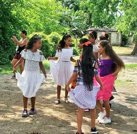 dmemedialuna's tweet photo. 🇨🇺#EducaciónMediaLuna 💯🇨🇺💥
Entre risas, bailes y aplausos los educandos y trabajadores de la Institución Educativa Ignacio Pérez Zamora celebraron el día de la infancia.
#GranmaVencerá
#LaPremisaEsHacer 
#UnidosSomosMásFuertes
#UnidosXCuba https://t.co/EdKizh2JoD