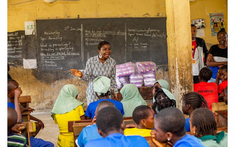 RotaryFR's tweet photo. Ruth Ameh, bénévole, et les membres du Rotaract Club of Abuja Wuse 2 sensibilisent les élèves à la menstruation dans une école de la capitale nigériane. Leur audience principale n'était pas des filles, mais des garçons. En savoir plus: https://t.co/4FM7NkjNMu https://t.co/jRMD3gDk56
