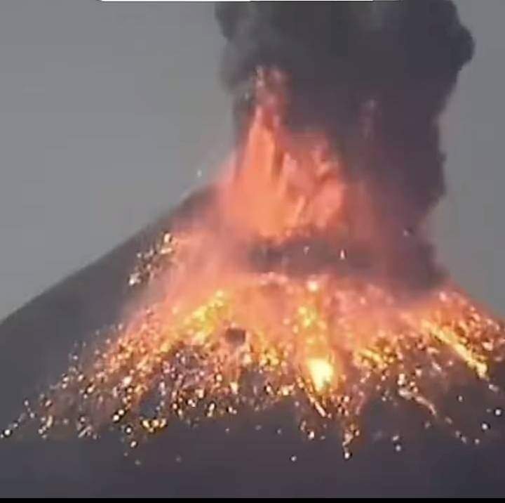 trixie_dauz's tweet photo. Mt. Kanlaon sa Negros Island, pumutok a few hours ago
Ang mga residente ng Canlaon ay nagsabi na sulfuric ang air at nanawagan ng tulong. May bato at putik ang ulan sa ilang bahagi ng isla. Ang ilang municipalities ay may evacuation plan naman.
#prayforcanlaon #bulkan https://t.co/6dzy4tFhYP