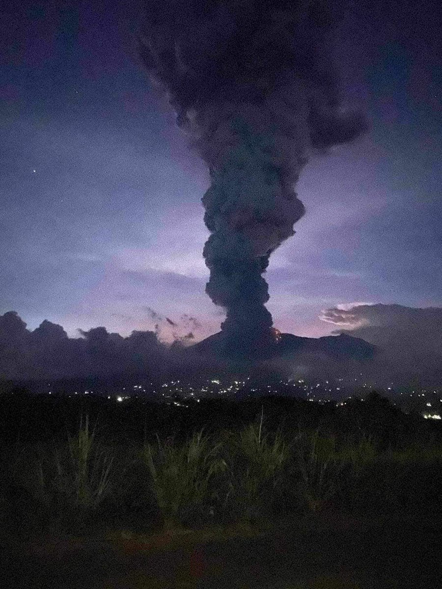 trixie_dauz's tweet photo. Mt. Kanlaon sa Negros Island, pumutok a few hours ago
Ang mga residente ng Canlaon ay nagsabi na sulfuric ang air at nanawagan ng tulong. May bato at putik ang ulan sa ilang bahagi ng isla. Ang ilang municipalities ay may evacuation plan naman.
#prayforcanlaon #bulkan https://t.co/6dzy4tFhYP