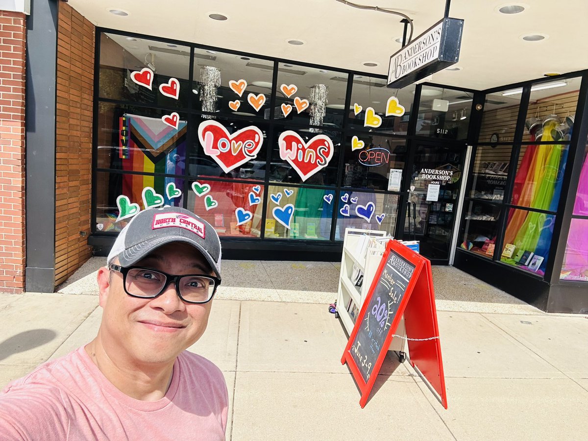 MrBelonio's tweet photo. Love Wins Downers Grove! @AndersonsBkshp @DowntownDG Thanks for always allowing me to support in any way possible! Love, Diversity, Community 💯🌈👍🏽 #LoveDG #DGcommUNITY #beloniodoodle https://t.co/pJdHcKdEAx