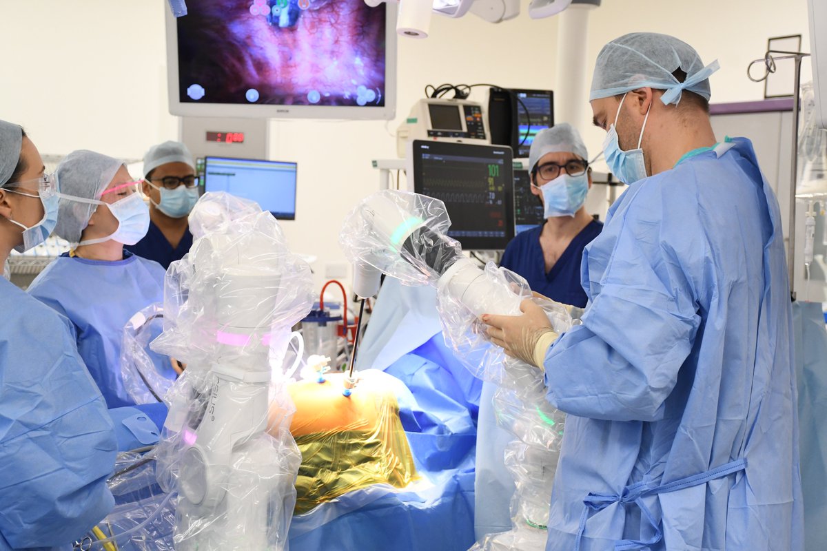RoyalPapworth's tweet image. Congratulations to our theatres team for carrying out over 700 thoracic surgery procedures in a 12-month period. 👏🏻

The 705 thoracic operations between May 2023 and April 2024 included more than 100 using the #Versius surgical robot, from @CMRSurgical. 🤖💙