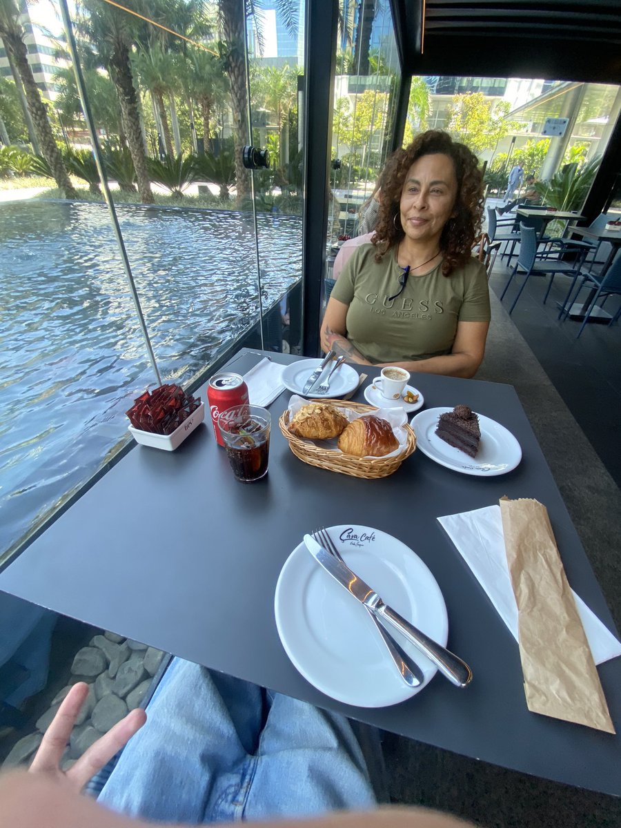 niglassi's tweet photo. cafe da manhã com a minha mae #TopDemais https://t.co/t55AXr8FOD