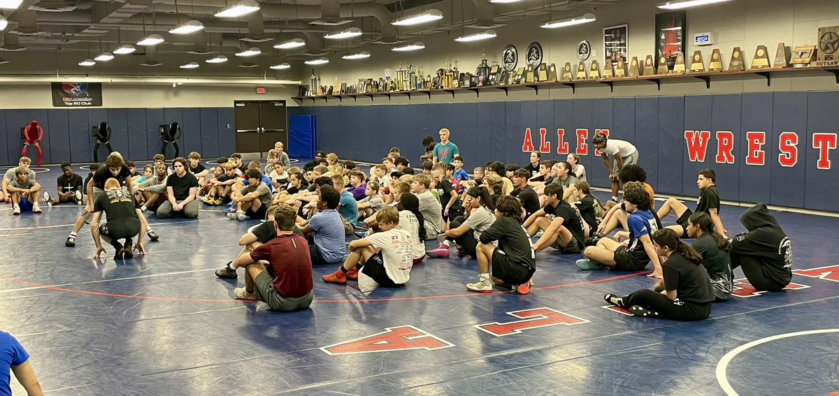 BTWrestle's tweet photo. Itโs a full house with Coach Allen Hart throwing down some knowledge in 1st session of BT camp. #BestTrained #DedicationDefined #WrestlingCommunity #WrestlingFamily #Elitewrestling https://t.co/CZG0BtnZeH