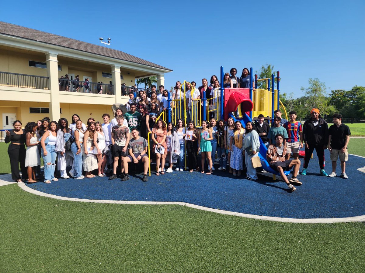 FranklinCharter's tweet photo. The Pembroke Pines K-8 campus proudly welcomed back their very first kindergarten class for a memorable Senior Walk. The teachers and students lined the halls, celebrating as they reminisced on their incredible journey from kindergarten to high school graduation. 🌟🎓 https://t.co/NnF3pXYsUZ