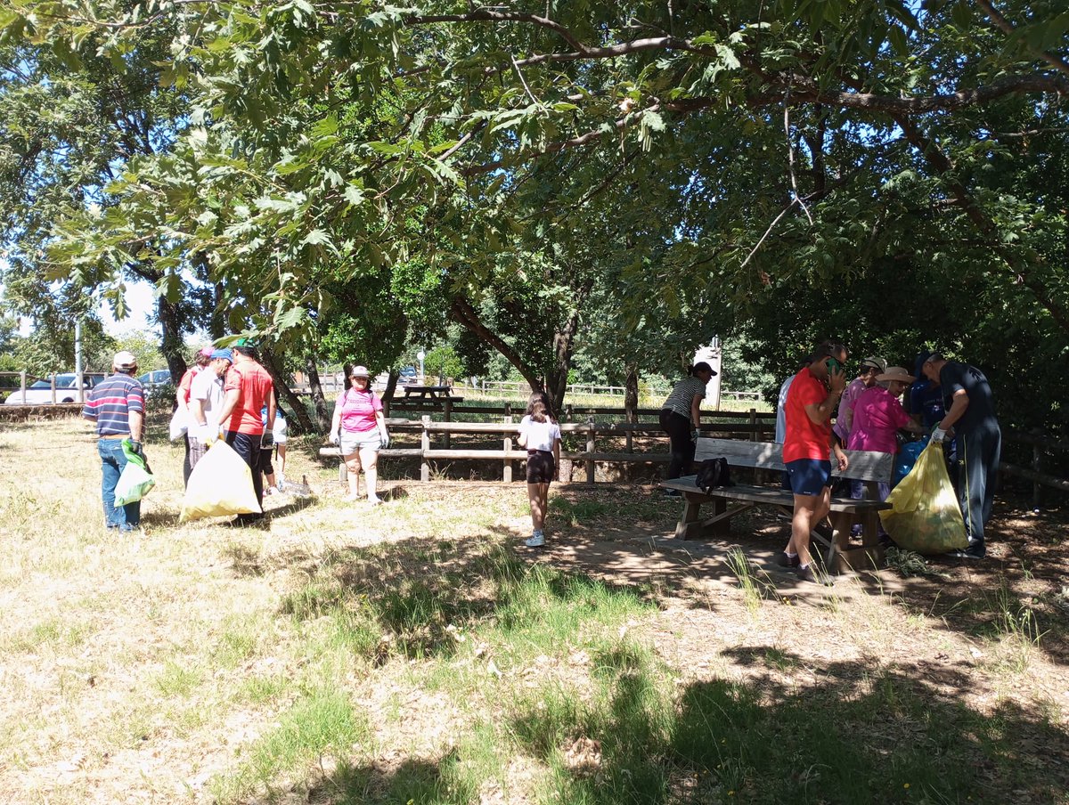 ceacuacos's tweet photo. El pasado sábado 1 de junio, salimos al campo para liberar de basuraleza a la naturaleza. 
Recogimos un total de 29 kg.
Gracias al Ayto. De Jaraíz por su colaboración, pero sobre todo a la Asociación Vera Plena inclusión,  sin ellos no hubiera sido posible. ¡Enhorabuena! https://t.co/XXEcoldxGb