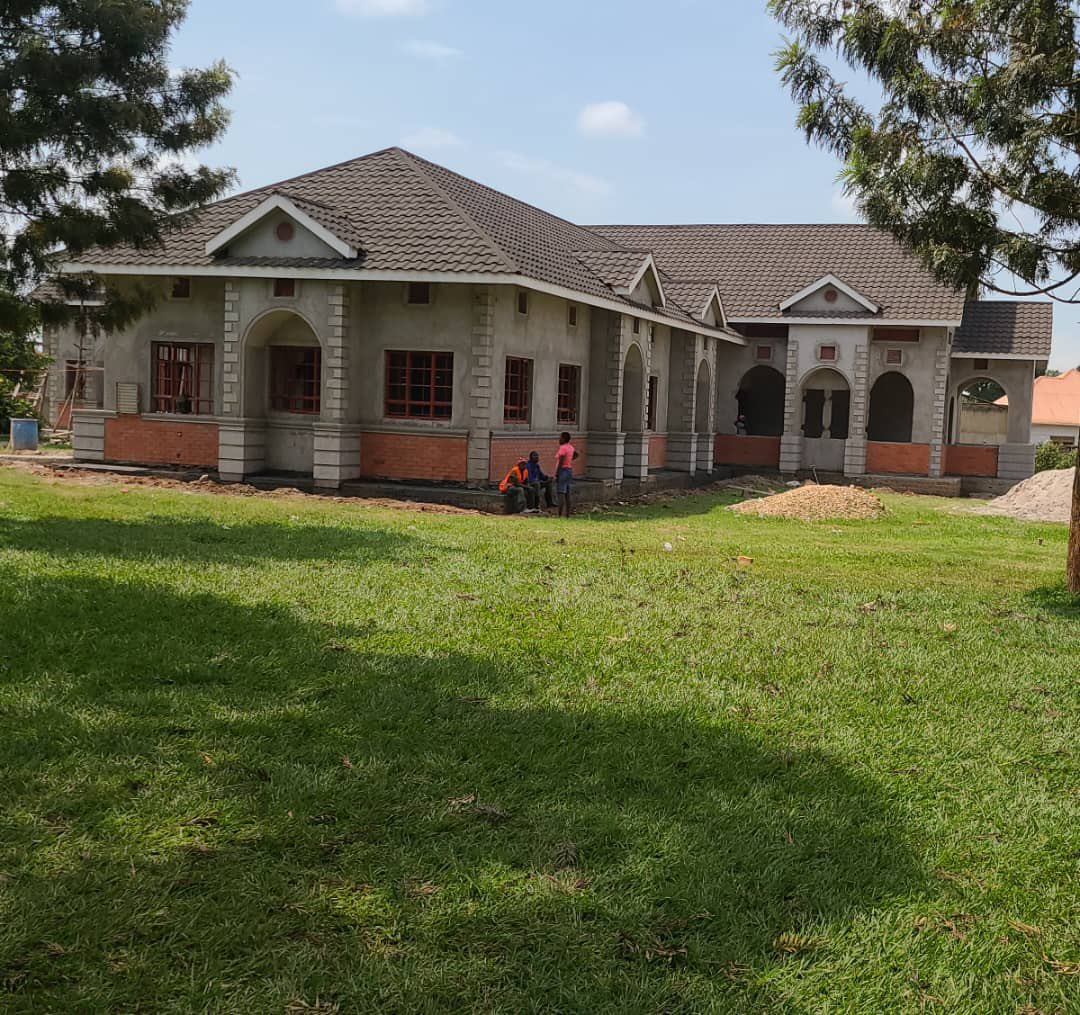 This is one of the 18 Health centres that are being constructed by @BugandaOfficial . Twebabaza nyo Kabaka  waffe , Olukiiko lwa Buganda  wamu ne Mukulu waffe <a href="/cpmayiga/">Charles Peter Mayiga</a>. #BugandaKuNtiko