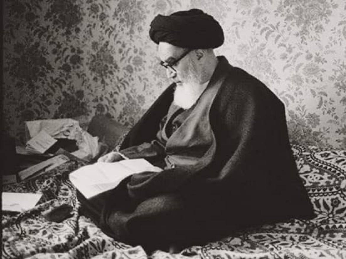 إن الموضوع الذي اود تذکیرکم به هو أن تتخلوا عن الفکرة القائلة (بأنه لایمکن مواجهة القوی الکبری) إذا اردتم فإنکم تستطیعون لأن اللّه معکم .

#الإمام_الخميني 
#إمام_الوعد_الصادق