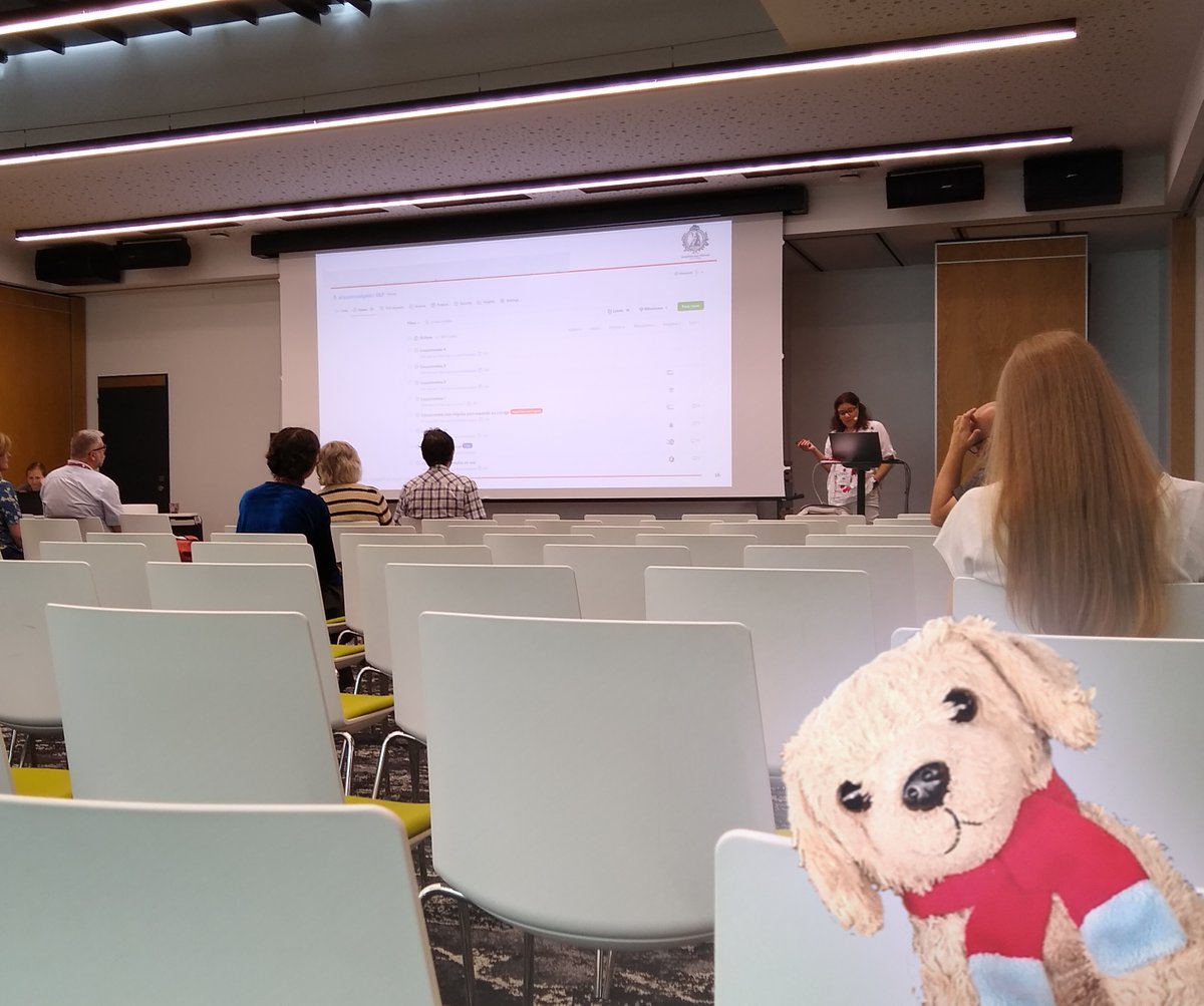 Hallo Twix!
Die Bilder, die ich vom nächsten Tag hab, sind nicht so dolle. Aber man tut sehn, warum wir unterwegs waren: Mein Mensch sollte das erste mal einen Vortrag halten auf so einer Konferenz! Erst haben wir aber brav selber im Pupslikum gesessen. #MontysReiseTagebuch