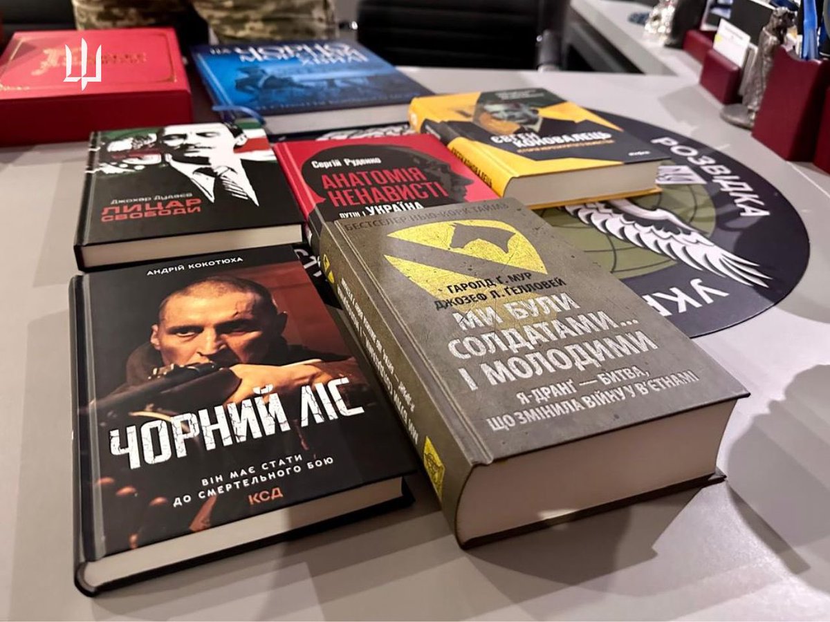Kyrylo_Budanov's tweet photo. 📖 Нація, яка читає книги ― завжди перемагає! 
 
▫️ Як і в усі часи, росія не припиняє спроб знищити українську думку: вбивати наших письменників, атакувати видавництва та поліграфічні підприємства. 

🔗 https://t.co/CwWouInU1X https://t.co/UhI8R9bWy7