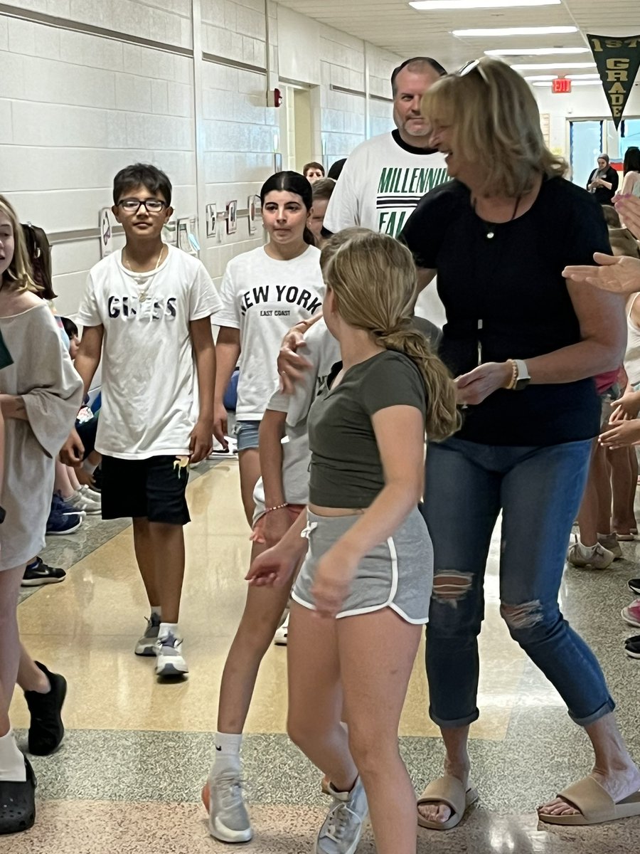 MillmFalcons's tweet photo. 5th grade Farewell Parade. Good luck in Middle School! https://t.co/wQeeSd00vx