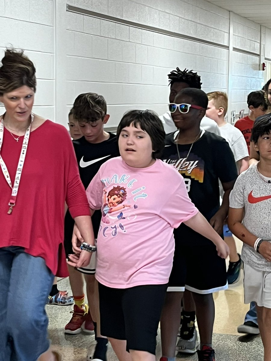 MillmFalcons's tweet photo. 5th grade Farewell Parade. Good luck in Middle School! https://t.co/wQeeSd00vx