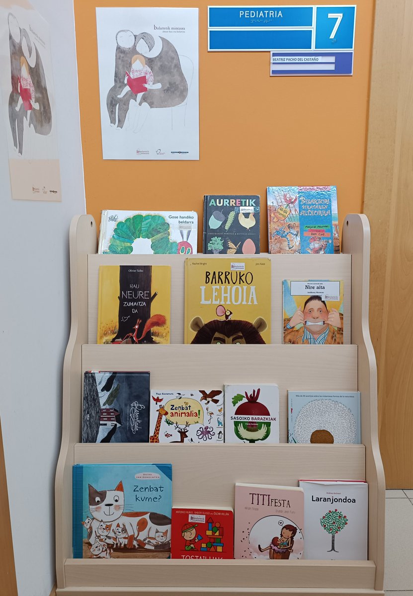 Eskobiblio's tweet photo. Osasun zentroko biblioteka txikia liburu berriekin
"Sukarra
Kopeteko ilea atzera bota du
ohean dagoen haurrak:
Orain hobeto ikusten zaio sukarra" JK igerabide https://t.co/Uru5Fnm5sq