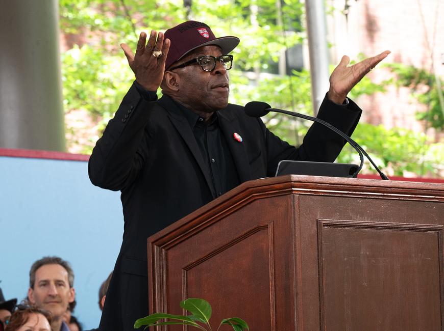 Harvard Alumni Day 2024 with @CourtneyBVance : In a powerful call to action, actor and writer Courtney B. Vance ’82 challenged everyone in the audience to live up to their own ideals by doing what they know to be right. 
harvardmagazine.com/.../harvard-al…

#harvard #harvarduniversity