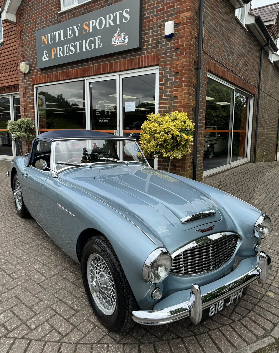 NutleySports's tweet photo. JUST ARRIVED ! A stunning UK RHD 1959 Austin Healey 100/6 BN6 in the most desirable of colour combination of Healey Blue over Navy Blue hide

#bighealey #austinhealey #austinhealey1006  #healey1006 #austinhealeybn6 #austinhealeyownersclub #nutleysportsprestige https://t.co/1fJXdLmChs